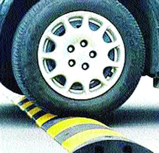 Accidents occur due to division | दुभाजकामुळेच घडतात अपघात Accidents occur due to division | दुभाजकामुळेच घडतात अपघात