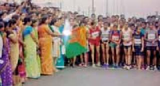 Marathon green flags ... | मॅरेथॉनला हिरवी झेंडी...