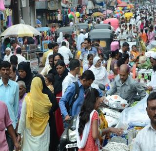 Dhule - Aeot crowd in the market on Idiom | धुळे - ईदनिमित्त बाजारात अलोट गर्दी