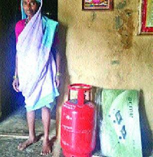 Shantabai Yadav gets gas stove | शांताबाई यादवना मिळाली गॅस शेगडी