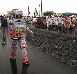 Cleaner robot of Avatar in Pandharpur Varat | पंढरपुरच्या वारीत अवतरला स्वच्छतेचा रोबोट