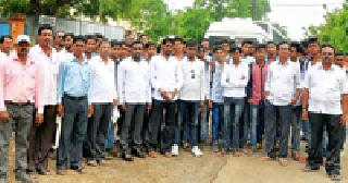 The students and parents of the Wani cluttered the education officer's office | शिक्षणाधिकारी कार्यालयावर धडकले वणीचे विद्यार्थी व पालक The students and parents of the Wani cluttered the education officer's office | शिक्षणाधिकारी कार्यालयावर धडकले वणीचे विद्यार्थी व पालक