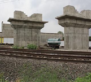 36 small bridges on Jalgaon-Bhusaval third railway line | जळगाव-भुसावळ तिस-या रेल्वेमार्गावर ३६ लहान पूल