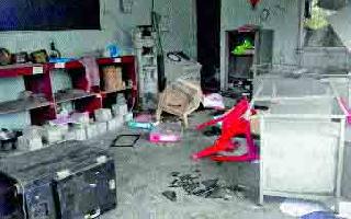 Workers' outbreak after the death of the co-worker | सहकाऱ्याच्या मृत्यूनंतर कामगारांचा उद्रेक Workers' outbreak after the death of the co-worker | सहकाऱ्याच्या मृत्यूनंतर कामगारांचा उद्रेक
