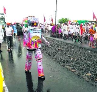 Washim cleanliness robot in Avatar of Pandharpur! | पंढरपूरच्या वारीत अवतरला वाशिमचा स्वच्छतेचा रोबोट!