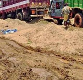 Solapur - The sand mafia tried to kill the Tehsildars | सोलापूर - वाळू माफियाकडून तहसीलदारांना जिवे मारण्याचा प्रयत्न