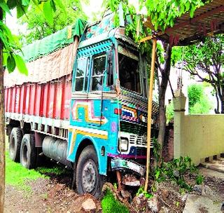 The truck entered the shop, the car broke! | ट्रक दुकानात घुसला, कार उलटली!