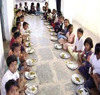 Four million students hunger in the famine! | दुष्काळात भागविली ४ लाख विद्यार्थ्यांची भूक!