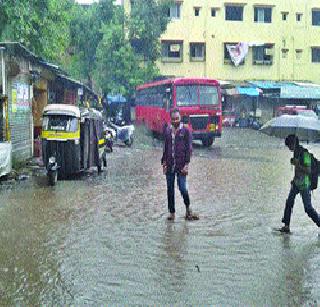 Sterling water in Nerul bus station | नेरळ बसस्थानकात साचले पाणी