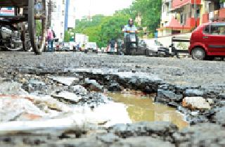 Falter pits in smooth roads | गुळगुळीत रस्त्यांवर जीवघेणे खड्डे