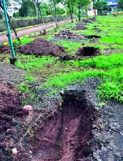 Plantation went 'into the ditch' | वृक्षारोपण गेले ‘खड्ड्यात’ Plantation went 'into the ditch' | वृक्षारोपण गेले ‘खड्ड्यात’