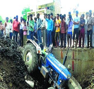 The tractor overturned from the bridge; Driver injured | पुलावरून ट्रॅक्टर उलटला; चालक जखमी