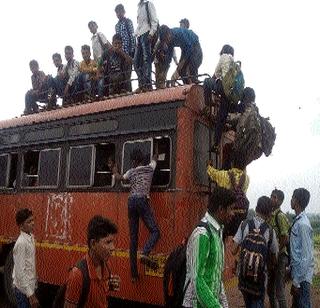 Travel by bus at the bus's bus: Students' meeting with indecisive buses | बसच्या टपावर बसून प्रवास : अपुऱ्या बसेसमुळे विद्यार्थ्यांचे हाल Travel by bus at the bus's bus: Students' meeting with indecisive buses | बसच्या टपावर बसून प्रवास : अपुऱ्या बसेसमुळे विद्यार्थ्यांचे हाल