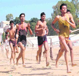 To get a job in the army, the sparring, four-legged Tarun Gajaad | लष्करात नोकरी मिळवण्यासाठी बनवाबनवी, चार परप्रांतिय तरुण गजाआड To get a job in the army, the sparring, four-legged Tarun Gajaad | लष्करात नोकरी मिळवण्यासाठी बनवाबनवी, चार परप्रांतिय तरुण गजाआड