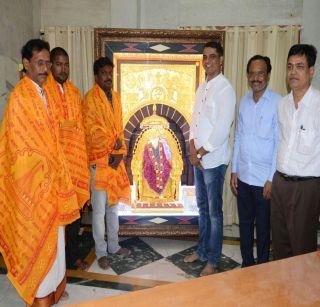 Photo credit of two lakhs of donations to Shirdi Sai temple | शिर्डी साई मंदिराला देणगीत दोन लाखांची फोटो फ्रेम Photo credit of two lakhs of donations to Shirdi Sai temple | शिर्डी साई मंदिराला देणगीत दोन लाखांची फोटो फ्रेम