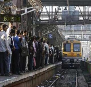 Due to slow down of engine of CST near Mumbai, Disorganized | सीएसटीजवळ एक्स्प्रेसचे इंजिन घसरल्याने म.रे. विस्कळीत Due to slow down of engine of CST near Mumbai, Disorganized | सीएसटीजवळ एक्स्प्रेसचे इंजिन घसरल्याने म.रे. विस्कळीत