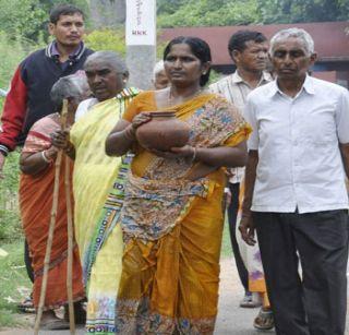 The funeral of the Hindu woman made by the Muslim woman | मुस्लिम महिलेने केले हिंदू व्यक्तीवर अंत्यसंस्कार