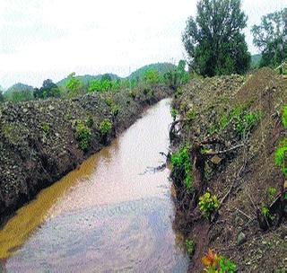 Cement bunders filled at the beginning of the monsoon! | पावसाळ्याच्या सुरुवातीलाच भरले सिमेंट बंधारे!