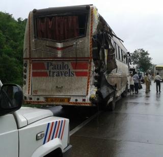 Khopoli: Two injured in container and bus accident near Fudalol | खोपोली: फुडमॉलजवळ कंटेनर व बस अपघातात २ जखमी