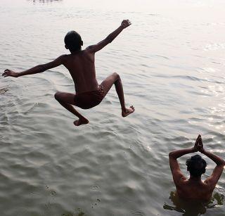 Oh dear! Jumped into Ganges to remove the video and swept it | अरे बापरे ! व्हिडिओ काढण्यासाठी गंगेत उडी मारली आणि बुडाला