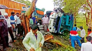 The private bus took off, four killed | खासगी बस उलटली, चार ठार