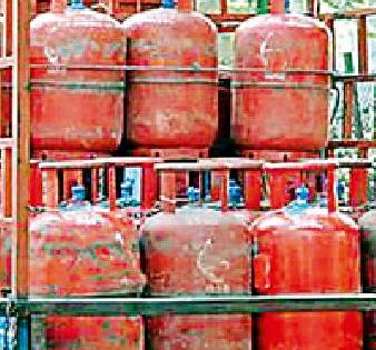 Looting of customers through gas agencies | गॅस एजन्सीद्वारे ग्राहकांची लूट Looting of customers through gas agencies | गॅस एजन्सीद्वारे ग्राहकांची लूट