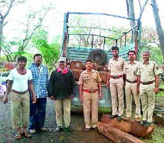 Smuggled; Caught the tempo | सागवानाची तस्करी; टेम्पो पकडला