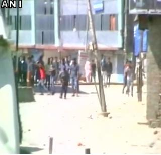 Kashmir: Strike in the train of the Nashik tourists | काश्मीर: नाशिकच्या पर्यटकांच्या गाडीवर दगडफेक Kashmir: Strike in the train of the Nashik tourists | काश्मीर: नाशिकच्या पर्यटकांच्या गाडीवर दगडफेक