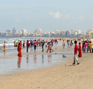Young woman falls short of bathing at Juhu beach | जूहू बीचवर आंघोळ करणं तरुणीला पडलं महाग Young woman falls short of bathing at Juhu beach | जूहू बीचवर आंघोळ करणं तरुणीला पडलं महाग