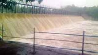 Heavy rains brought water to the district | मुसळधार पावसाने जिल्हा जलमय