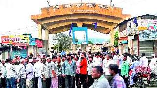 Angry farmer landed on the road | संतप्त शेतकरी उतरले रस्त्यावर