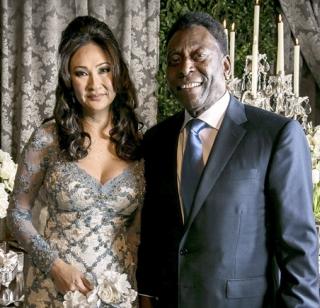 Pele's marriage is 'hatrick', silk bales matched with Marcia, who is less than 33 years old | पेले यांच्या लग्नाची 'हॅट्ट्रीक', ३३ वर्षांहून लहान असलेल्या मार्सियासह जुळल्या रेशीम गाठी