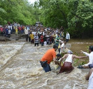 The devotees were stuck at Patnadevi due to floods in the river | नदीला आलेल्या पुरामुळे पाटणादेवी येथे अडकले होते भाविक