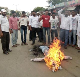 Munde supporters burnt effigies of Chief Minister | मुंडे समर्थकांनी मुख्यमंत्र्यांचा पुतळा जाळला Munde supporters burnt effigies of Chief Minister | मुंडे समर्थकांनी मुख्यमंत्र्यांचा पुतळा जाळला