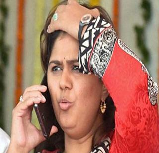Chief Minister's reply to Pankaja Munde's resignation | पंकजा मुंडेंच्या नाराजीला मुख्यमंत्र्यांचे टिवटरवरुन उत्तर Chief Minister's reply to Pankaja Munde's resignation | पंकजा मुंडेंच्या नाराजीला मुख्यमंत्र्यांचे टिवटरवरुन उत्तर