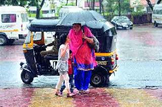 The pond of water drains in the city | शहरात ठिकठिकाणी साचली पाण्याची तळी