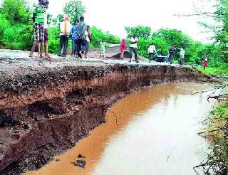 Due to excessive rainfall in Vatar, the road went down | वटार येथे अतिवृष्टीमुळे रस्ता गेला वाहून