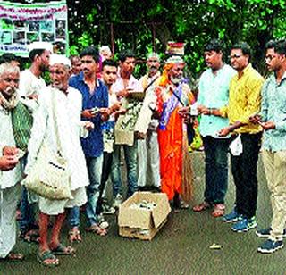 50,000 seeds of watercourse on the Palakki sangar | पालखी सोहळ्यात वारकऱ्यांना ५० हजार बीजवाटप