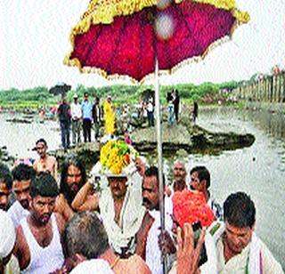 Bathing with water from tankers | पादुकांना टँकरच्याच पाण्याने स्नान