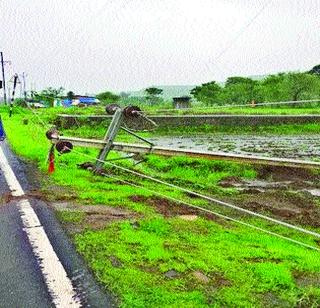 Electric pillars in Karjat taluka collapsed | कर्जत तालुक्यातील विजेचे खांब कोसळले