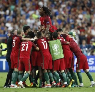 Ronaldo's dream broke, but Portugal won the first ever Euro Cup | रोनाल्डोचे स्वप्न भंगले, पण पोर्तुगालने पहिल्यांदाच पटकावला युरो चषक