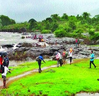 Despite the ban, the crowd of tourists gathered in Gadhareshwar | बंदी असूनही पर्यटकांची गाढेश्वरला गर्दी