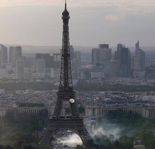 Euro Cup - Violence of French supporters before the final match, 40 people arrested | युरो चषक - अंतिम सामन्याआधी फ्रेंच समर्थकांचा हिंसाचार, ४० जणांना अटक