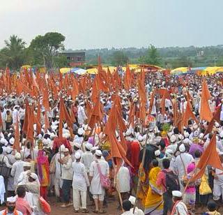 Vaishnava fair riot in Khudis' ring | खुडूसच्या रिंगणात वैष्णव मेळा दंग Vaishnava fair riot in Khudis' ring | खुडूसच्या रिंगणात वैष्णव मेळा दंग