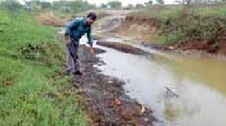 The water released from the chemically drained gutters | रसायनमिश्रित पाणी सोडले नाल्यात