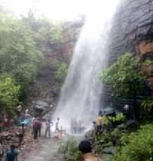 Tourists to mark Muktai waterfalls | मुक्ताई धबधबा खुणावतोय पर्यटकांना