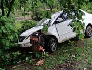 On the Deori-Amasaga road, the car hit the tree, the two-wheelers were serious | देवरी-आमगाव मार्गावर कार झाडावर आदळली, दुचाकीस्वारही गंभीर On the Deori-Amasaga road, the car hit the tree, the two-wheelers were serious | देवरी-आमगाव मार्गावर कार झाडावर आदळली, दुचाकीस्वारही गंभीर
