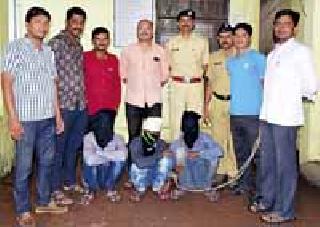 Three of the Shivajinagar Dock arrested in Yavatmal | शिवाजीनगर दरोड्यातील तिघांना यवतमाळात अटक Three of the Shivajinagar Dock arrested in Yavatmal | शिवाजीनगर दरोड्यातील तिघांना यवतमाळात अटक