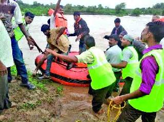 Both of Kundevavati stuck in the area | कुंदेवाडीला दोघे पुरात अडकले Both of Kundevavati stuck in the area | कुंदेवाडीला दोघे पुरात अडकले