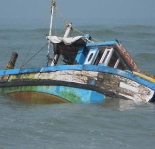 In the Wainganga River, 15 people lost their name and 15 people lost their lives | वैनगंगा नदीत नाव उलटून १५ जण बुडाले